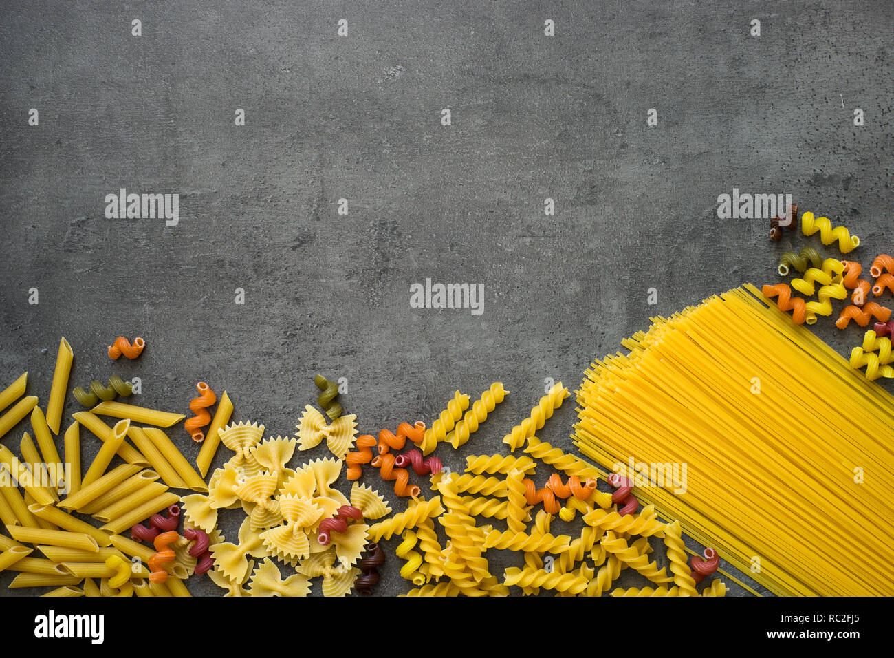 Divers types de pâtes - spaghetti, penne, fusilli, coloré vege Banque D'Images
