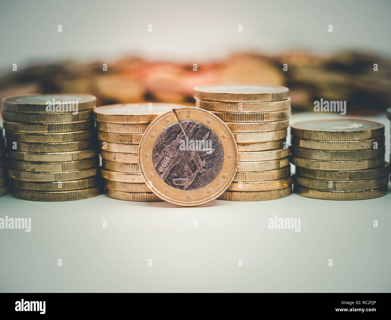 Image de tas de pièces en euro avec 100 pièces dans l'arrière-plan close up Banque D'Images