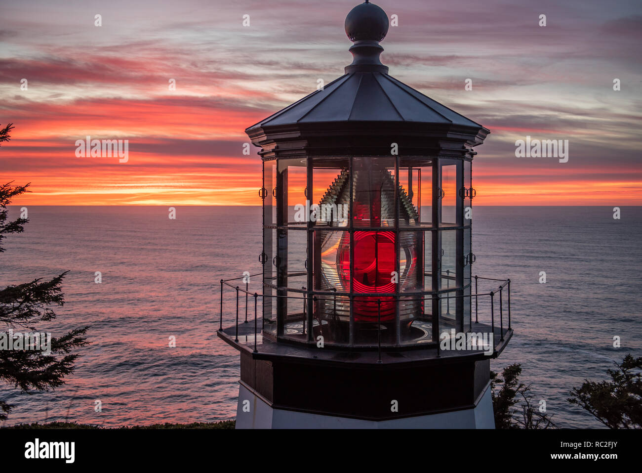 Cape Meares Lighthouse au coucher du soleil sur la côte de l'Oregon, dans le nord-ouest du Pacifique Banque D'Images