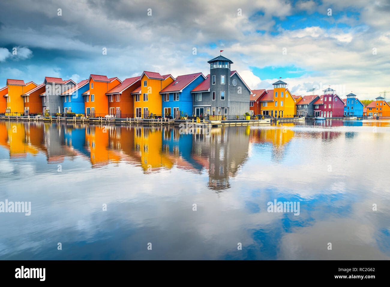 Touristique merveilleuse ville néerlandaise, célèbre Reitdiephaven avec rue colorée traditionnelle des maisons modernes sur l'eau, Groningen, Pays-Bas, Europe Banque D'Images
