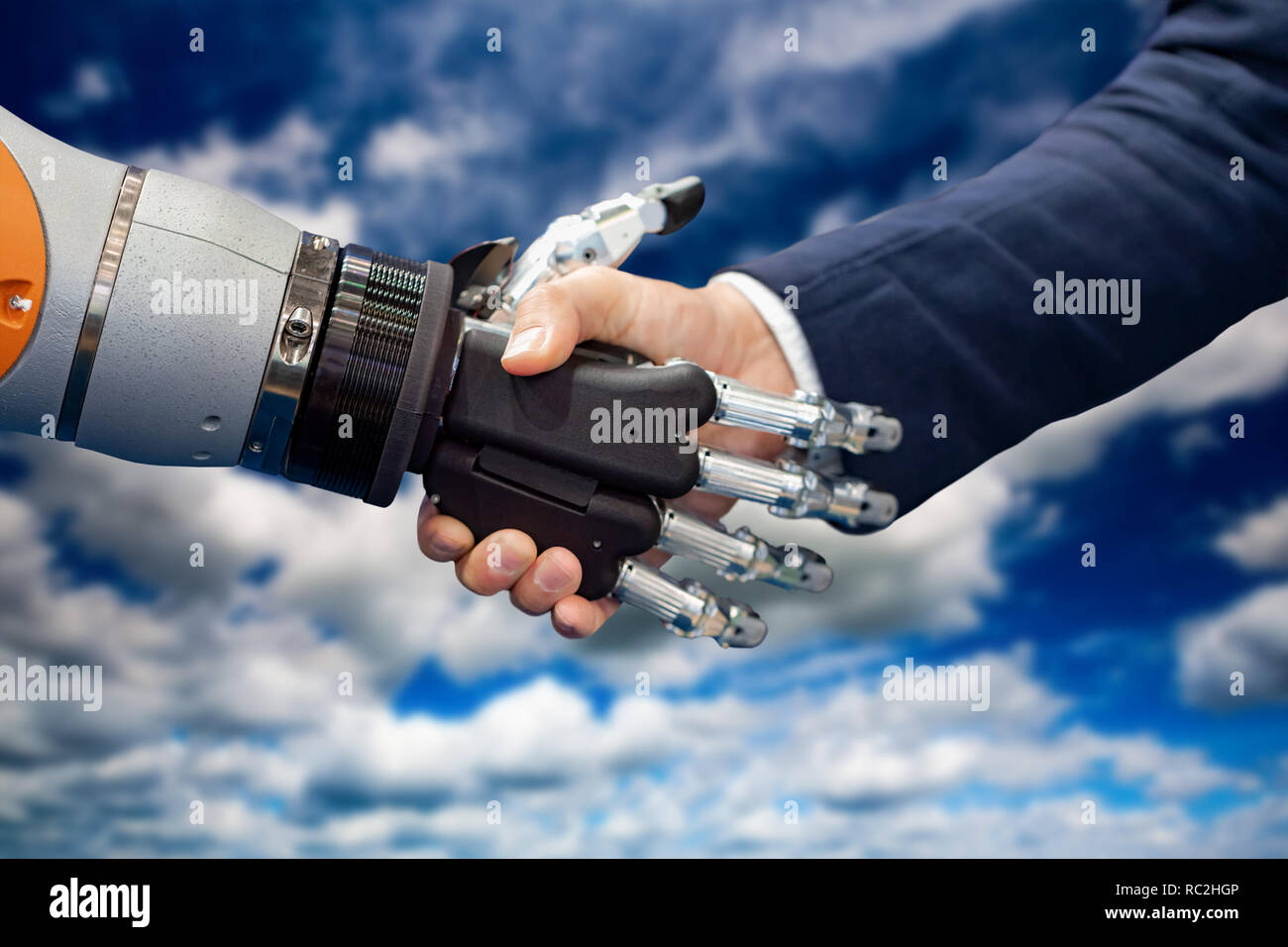 Main d'un businessman shaking hands with a robot Android. Le concept de l'interaction humaine avec l'intelligence artificielle. Banque D'Images