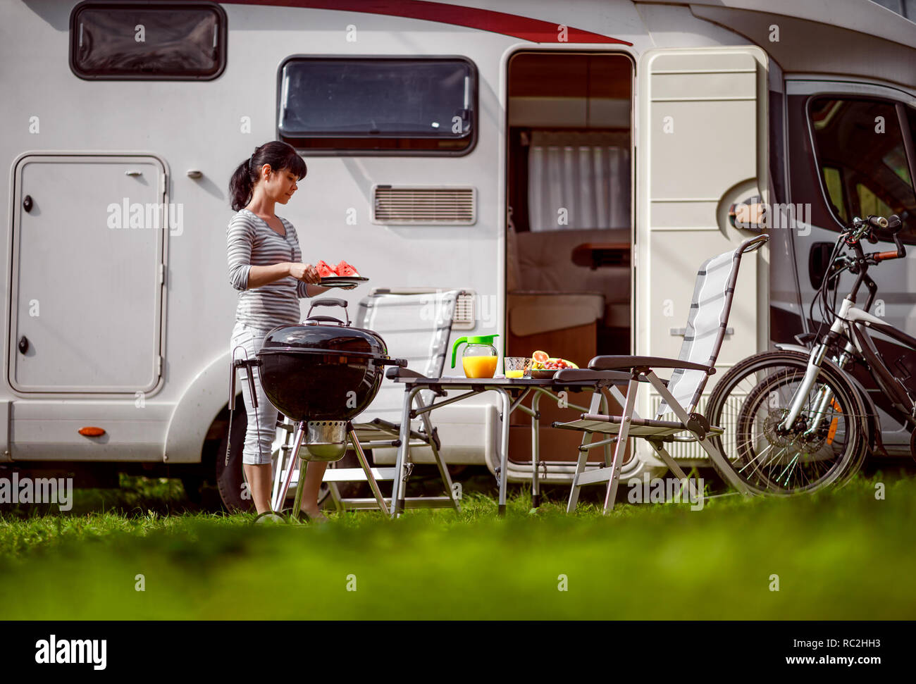 Vacances famille billet RV, vacances voyage en camping-car, caravane location de vacances. Pique-nique avec barbecue extérieur. Banque D'Images