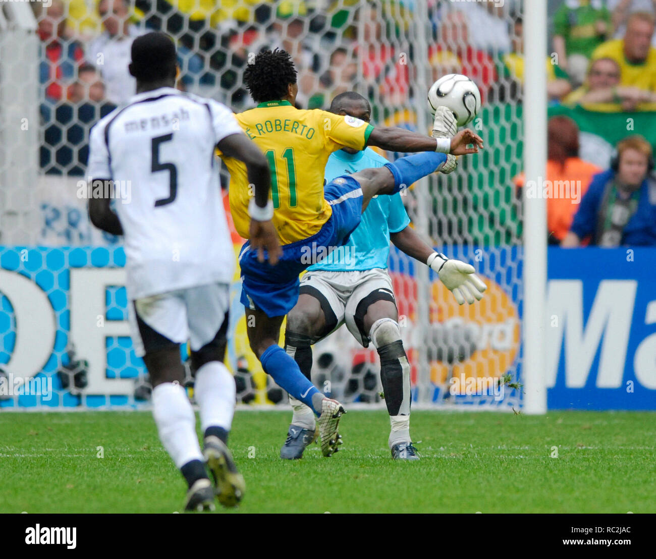 FIFA WM Stadion Dortmund, Allemagne 27.6.2006, Coupe du Monde de la FIFA, Allemagne 2006, série de 16, le Brésil contre le Ghana 3:0 --- Ze Roberto but scores (BRA) Banque D'Images