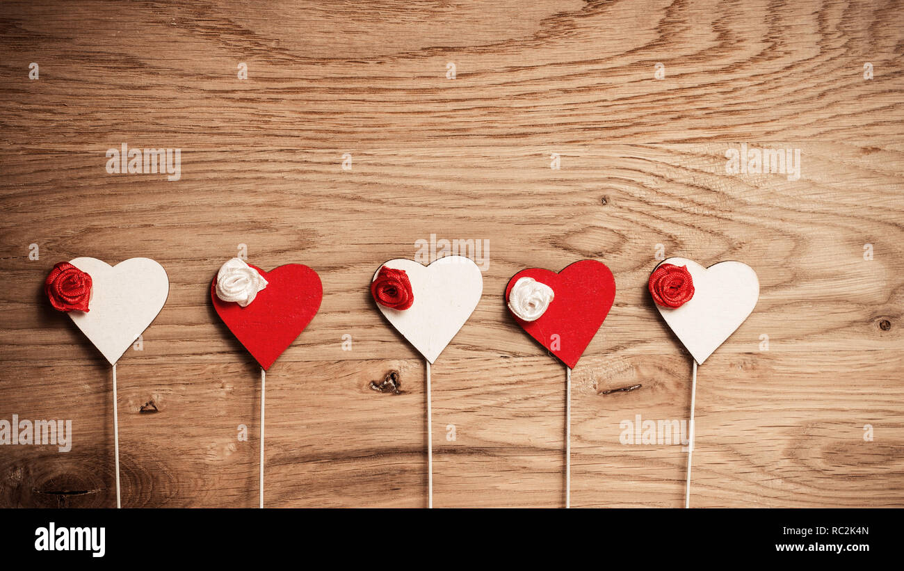 Coeurs d'amour sur fond de texture en bois, concept de carte de Saint-Valentin Banque D'Images
