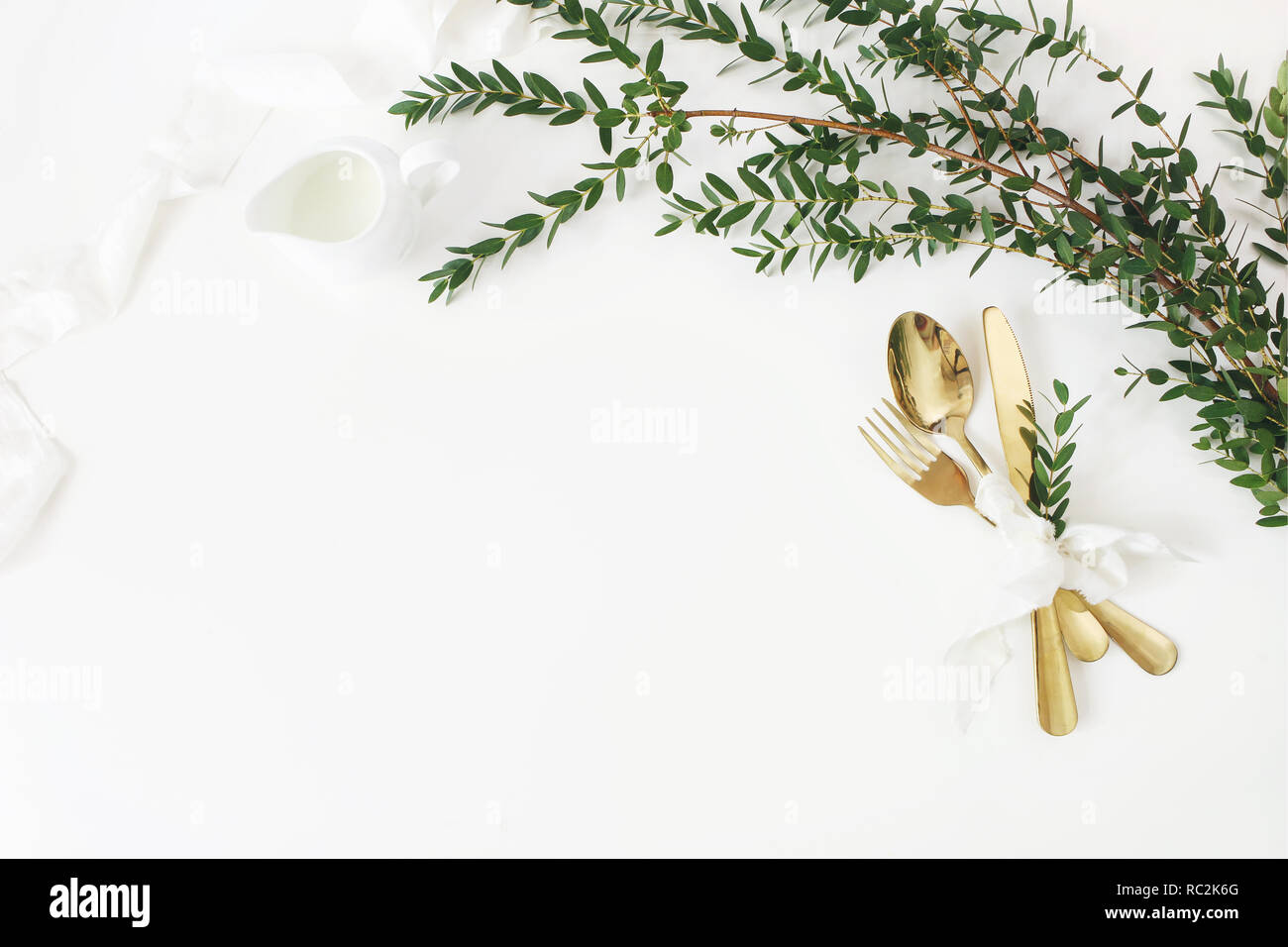 Mariage Anniversaire Fete De Table Avec Des Couverts D Or De L Eucalyptus Parvifolia Ruban De Mariage Anniversaire Fete De Table Avec Des Couverts D Or De L Eucalyptus Parvifolia Ruban De