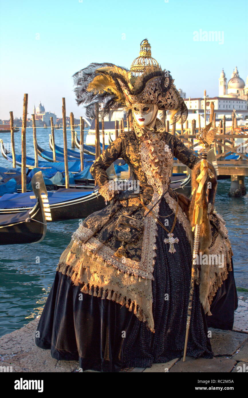 Venise, Italie - Février 10, 2018 : personne dans un costume traditionnel vénitien assiste à la Carnaval de Venise Banque D'Images