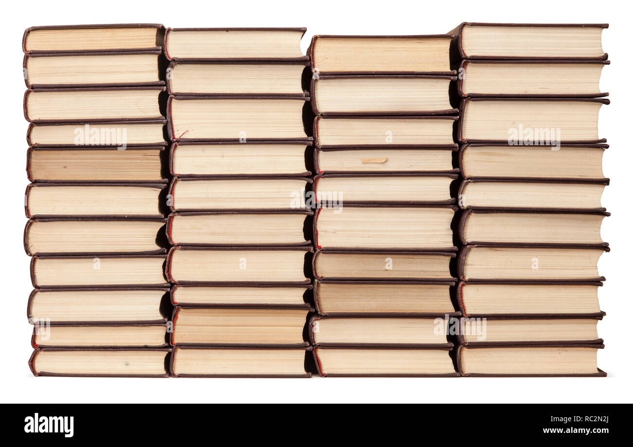 Des piles de vieux livres avec pages jaunies isolé sur fond blanc. La bibliothèque ou la librairie de concept. Banque D'Images