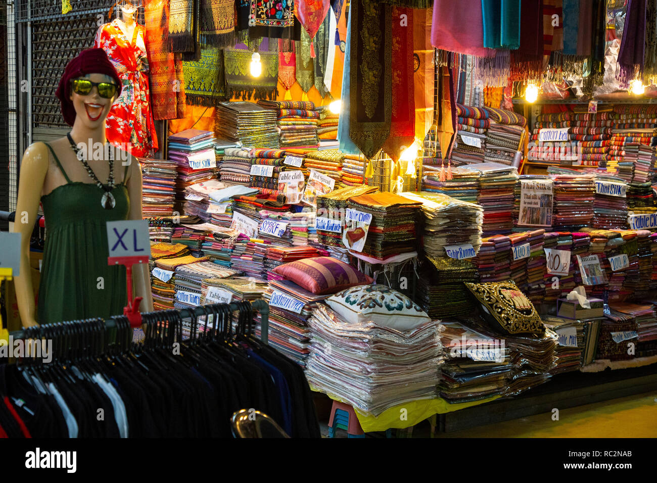 Marché de Chatuchak vend différents types de marchandises, y compris les végétaux, des antiquités, de l'électronique grand public, les produits cosmétiques, animaux, nourriture et boissons, frais et dr Banque D'Images