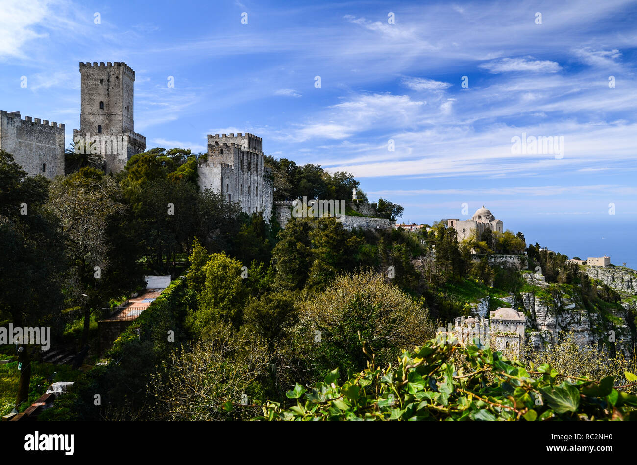 Vue panoramique sur la ville médiévale de Erice avec son château situé au sommet d'une montagne près de Trapani, Sicile, Italie. Banque D'Images