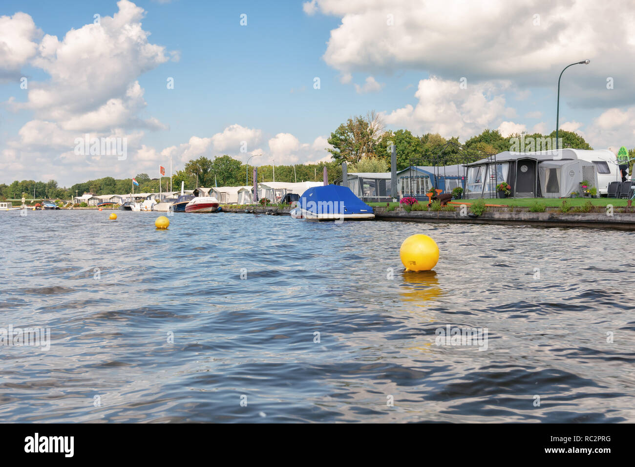 Sneek, Pays-Bas - septembre 3 , 2017 : Centre de loisirs Mijnden au sur les rives de la Loosdrechtse Plassen aux Pays-Bas Banque D'Images