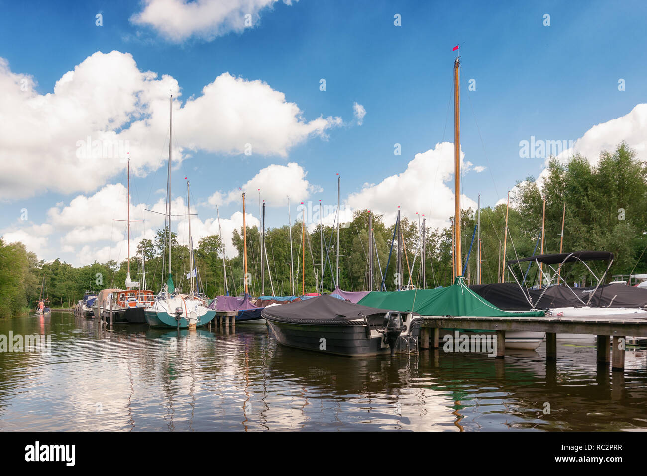 Sneek, Pays-Bas - septembre 3 , 2017 : Voiliers et bateaux à moteur amarré à la jetée de Van Dusseldorf yacht yard à Loosdrecht dans l'Netherl Banque D'Images