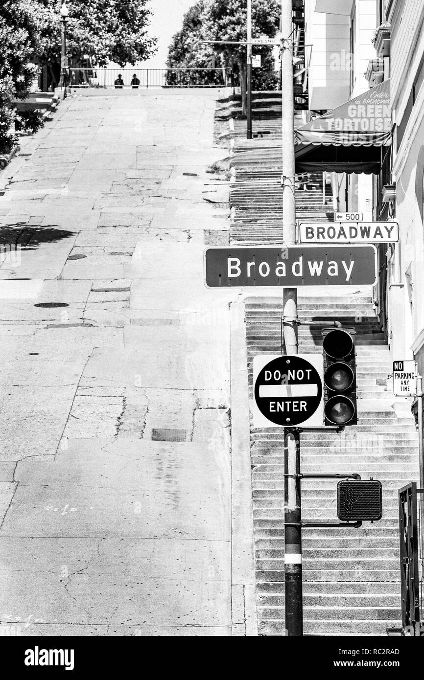 Jusqu'à la rue en pente et le Peter Macchiarini steps au Broadway Junction, North Beach, San Francisco Banque D'Images