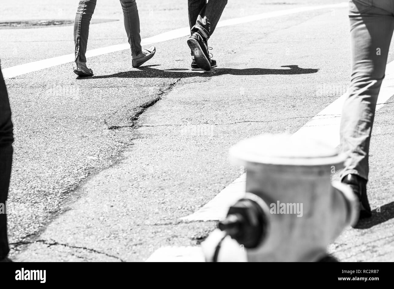 Les piétons traversant une rue de North Beach, San Francisco, Californie Banque D'Images