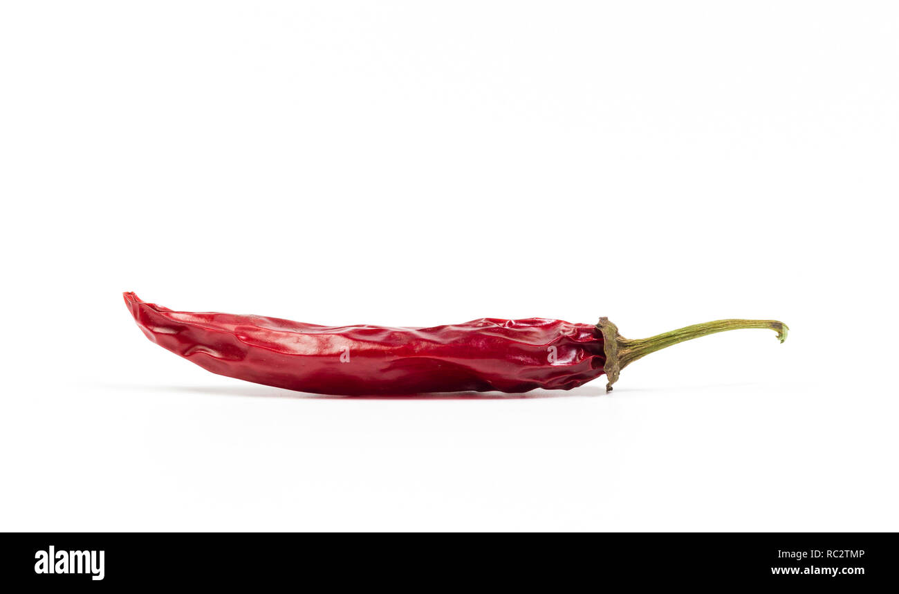 Piment épicé italien rouge isolé sur fond blanc Banque D'Images