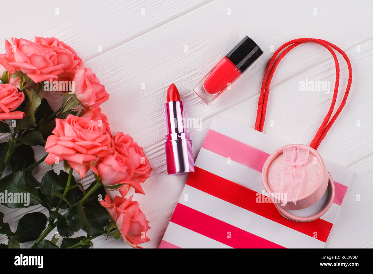 Femelle Rouge effets personnels. Accessoires pour le maquillage et le shopping. Fond en bois blanc. Banque D'Images