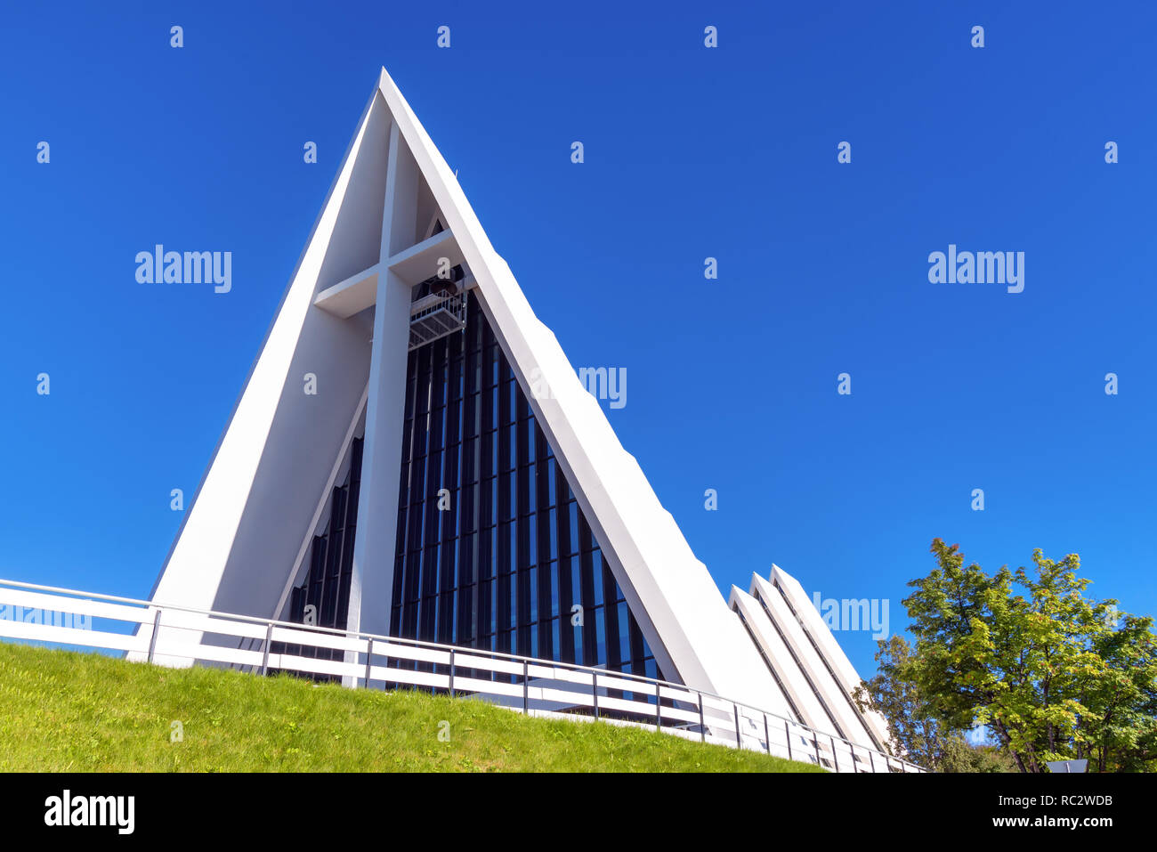 Tromso, Norvège - le 18 août 2016 : La façade de l'église de l'Arctique blanc minimaliste sur une journée ensoleillée Banque D'Images