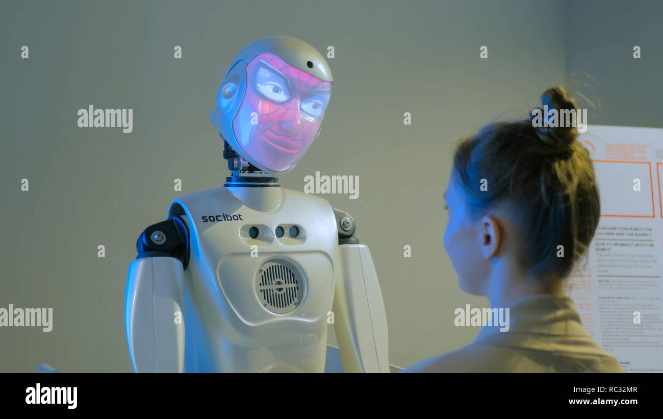 Moscou, Russie - le 30 juillet 2018 : Robostation - exposition future. Robot humanoïde drôle avec affichage spider man talking with woman face et l'évolution des visages à l'exposition de la technologie Banque D'Images