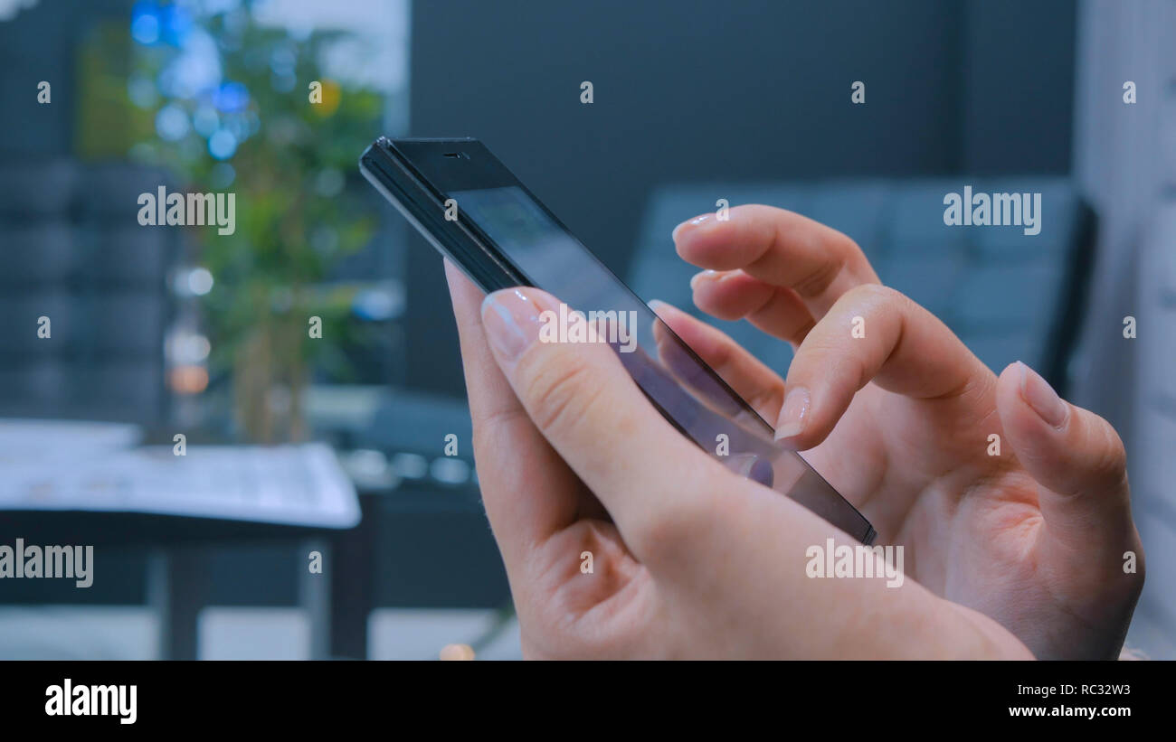 Close up shot of woman using smartphone in modern office. Et de travail technologie concept Banque D'Images