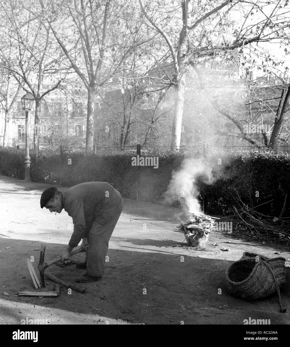 JARDINERO EN LA PLAZA DE LA VILLA DE PARIS - FOTOGRAFIA en blanco y negro - años 60. Lieu : extérieur. L'ESPAGNE. Banque D'Images