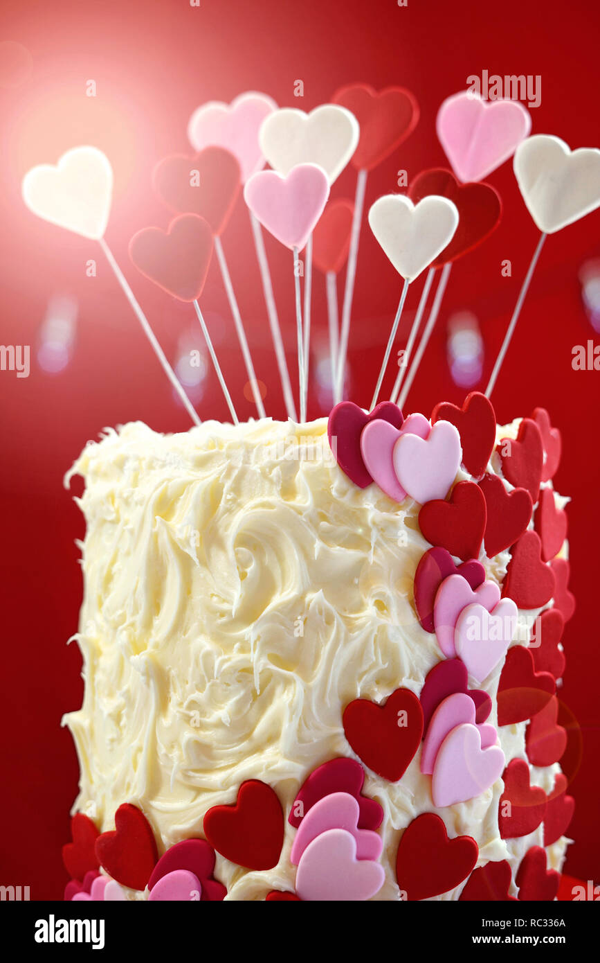 Belle St Valentin Partie Table Avec Showstopper Rouge Blanc Et Coeurs Roses Gateau Double Couche Avec Glacage Au Chocolat Blanc Avec Des Reflets Photo Stock Alamy