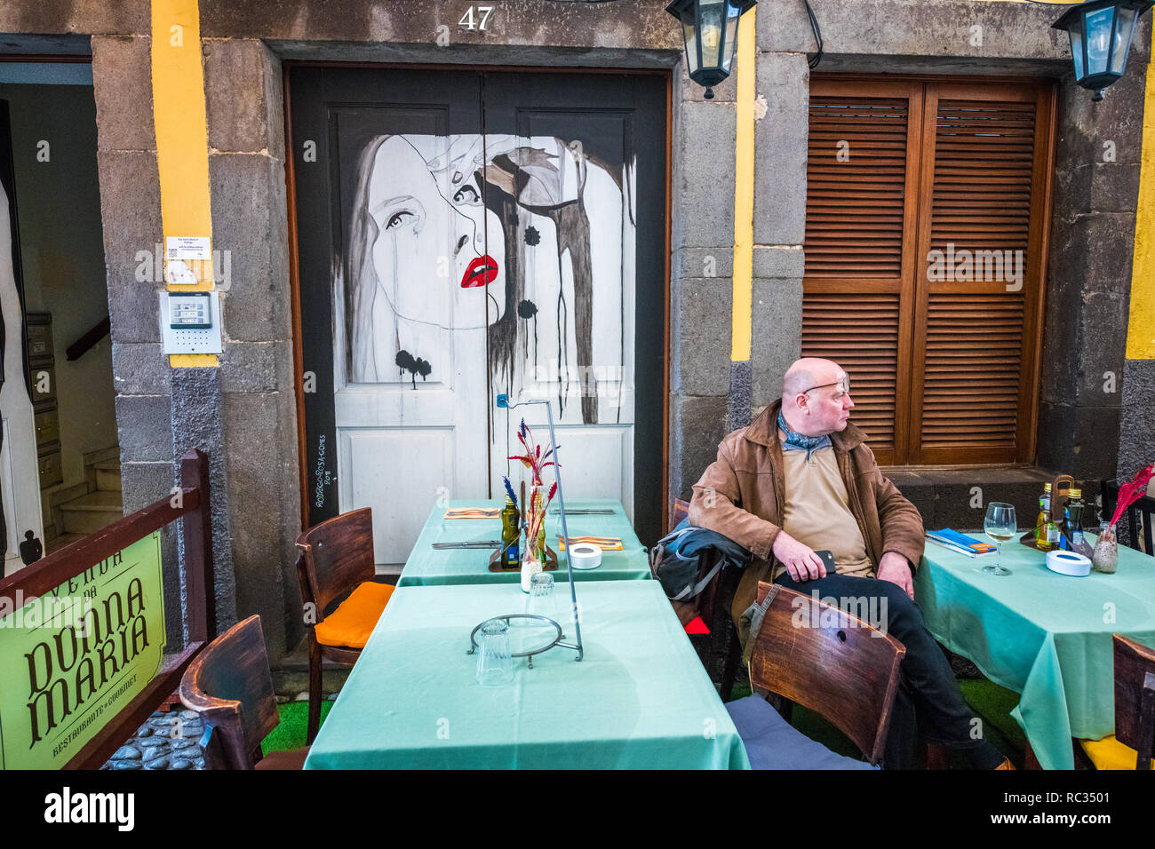 Tables de restaurant vide le long de la Rue de Santa Maria, Funchal, Madère. Banque D'Images