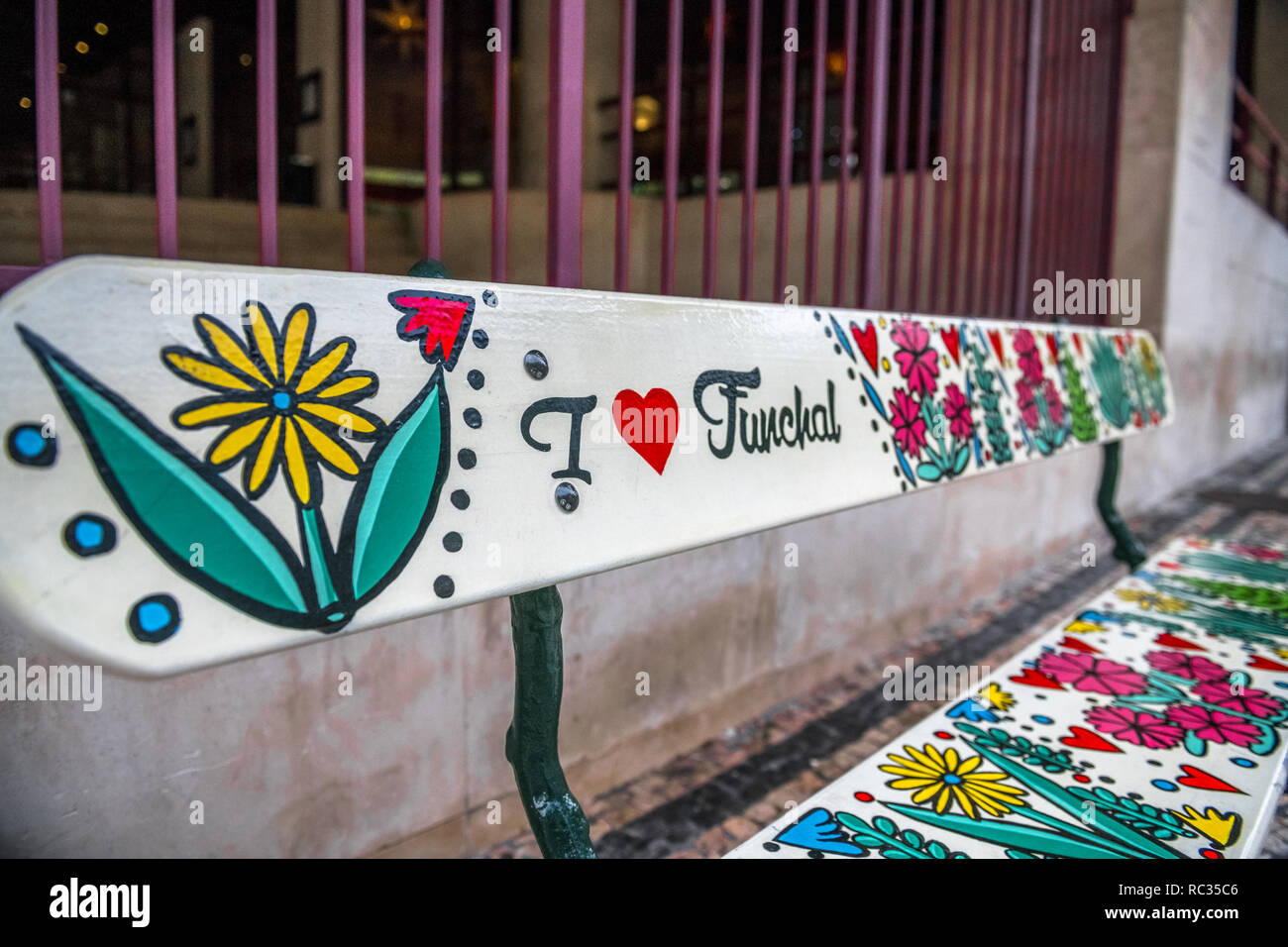 Décoration Floral street banc avec J'aime Funchal, Funchal, Madère. Banque D'Images