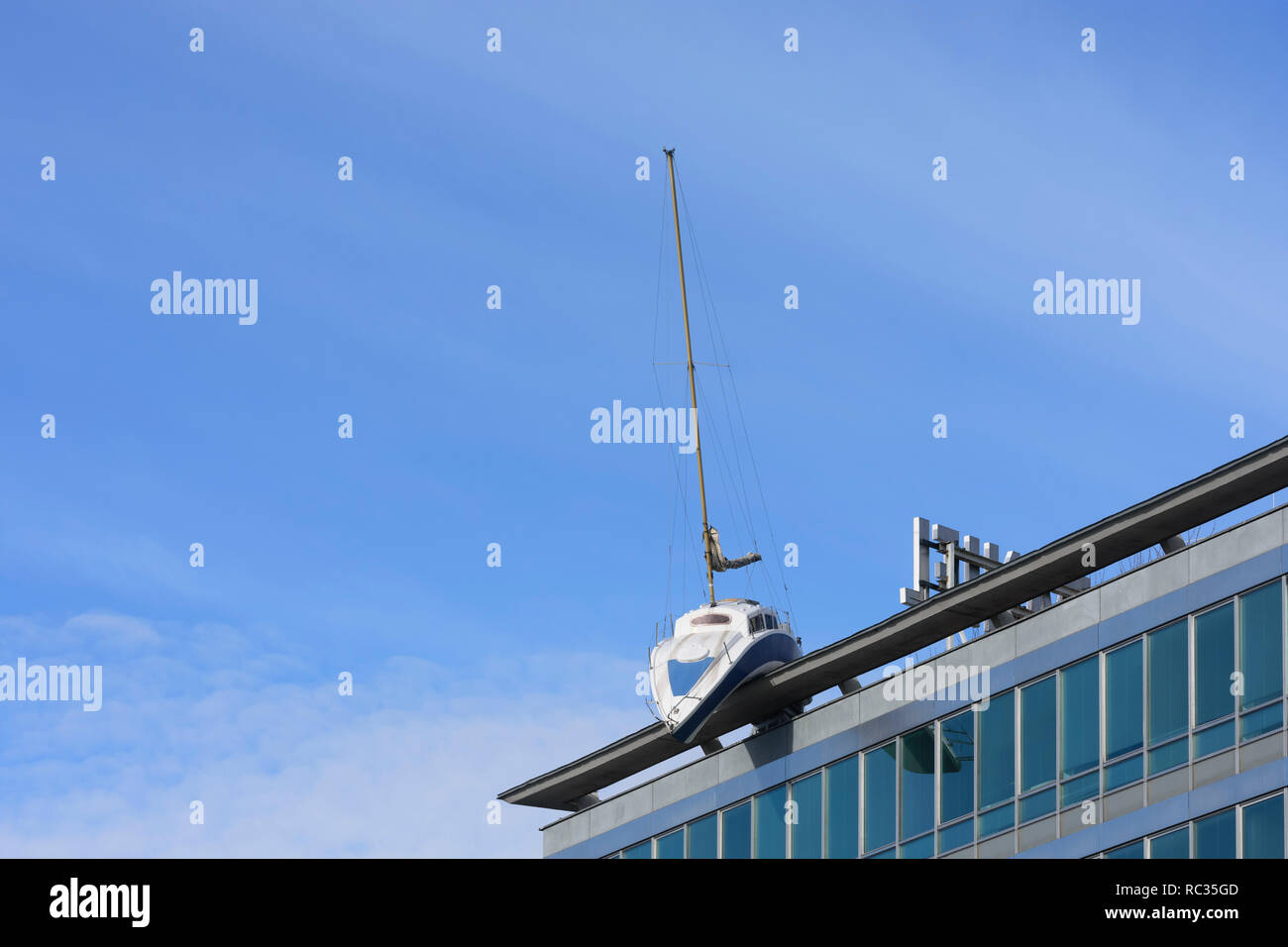 Wien, Vienne : Hotel Daniel avec bend voilier "Misconceivable" au toit, l'artiste Erwin Wurm dans 03. Landstraße, Wien, Autriche Banque D'Images
