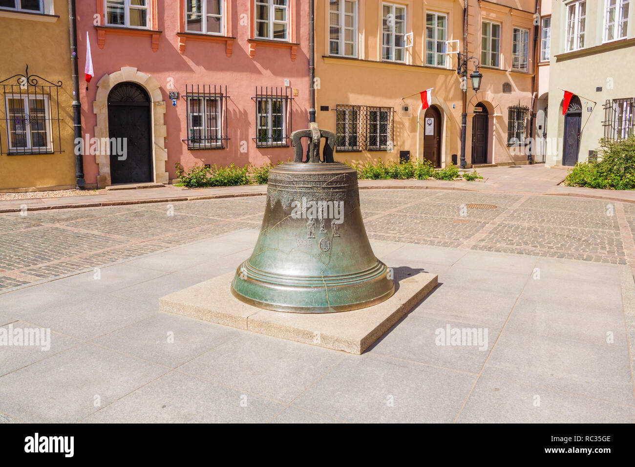 Le 17e siècle (1646) cloche de bronze de Varsovie fixé à la place du canon (Plac Kanonia) dans la vieille ville. Souhaitant la cloche de Varsovie. Banque D'Images