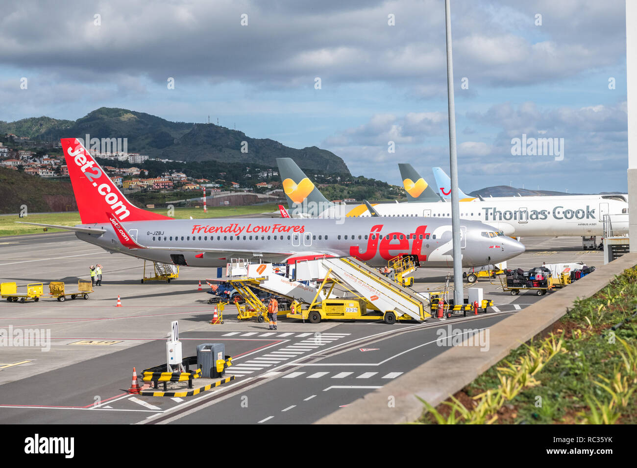 JET2.Com Boeing 737-800 G-TAWC et Thomas Cook Airbus A321 à l'Aéroport International de Madère, Cristiano Ronaldo CR7 Banque D'Images