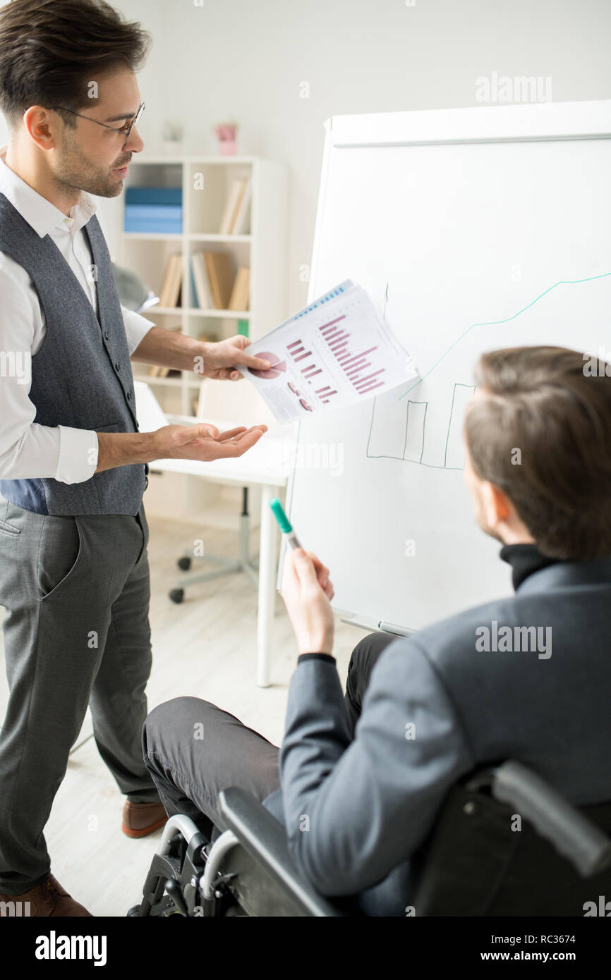 Collègue de travail avec chevalet Banque D'Images
