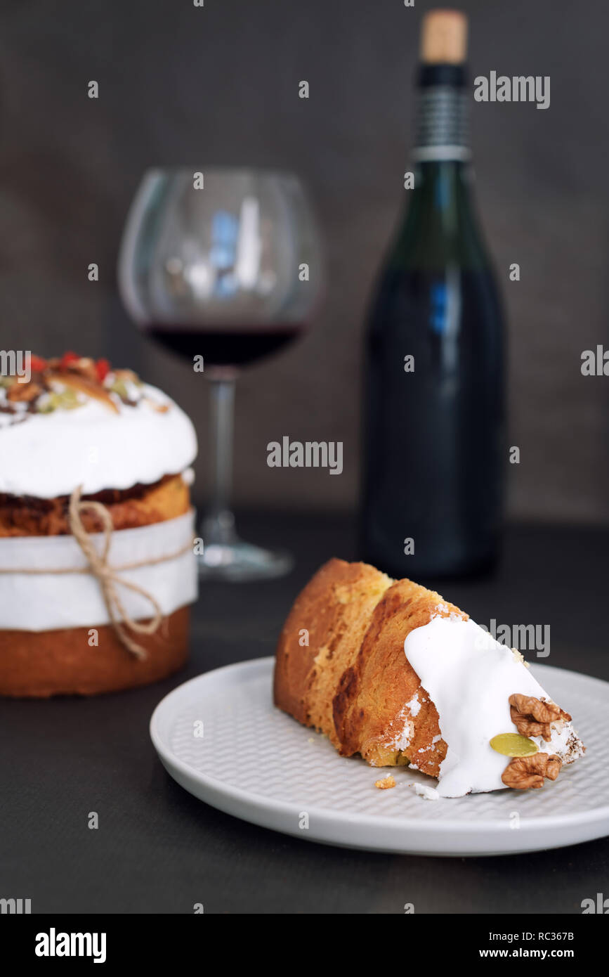 Gateau De Paques Et Le Verre De Vin Rouge Composition De Paques Orthodoxe Avec Du Pain Sucre Kulich Et Bouteille De Vin Sur Fond Sombre Vacances De Paques Petit Dejeuner Photo Stock