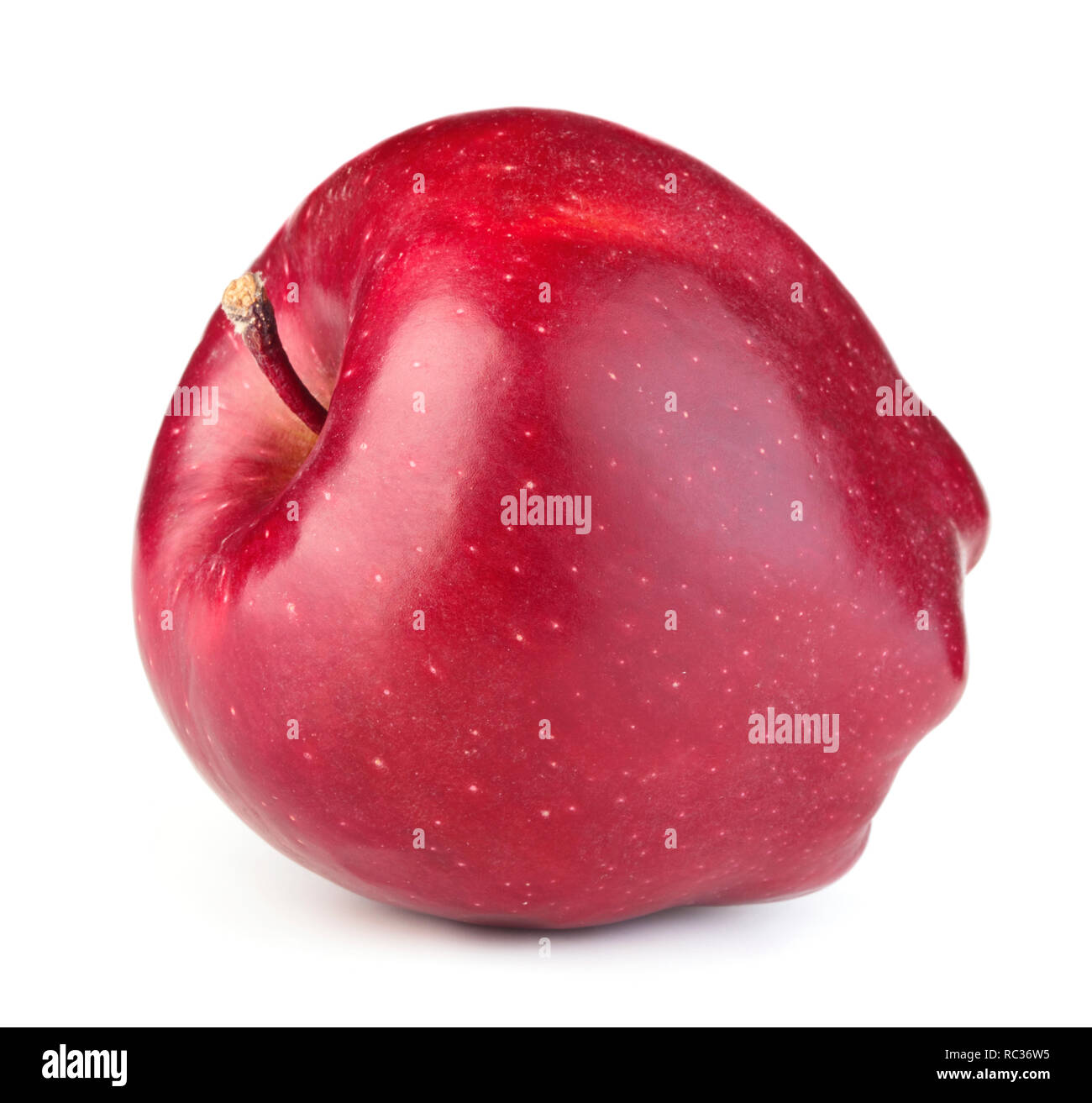 Pomme rouge mûre unique isolé sur fond blanc Banque D'Images