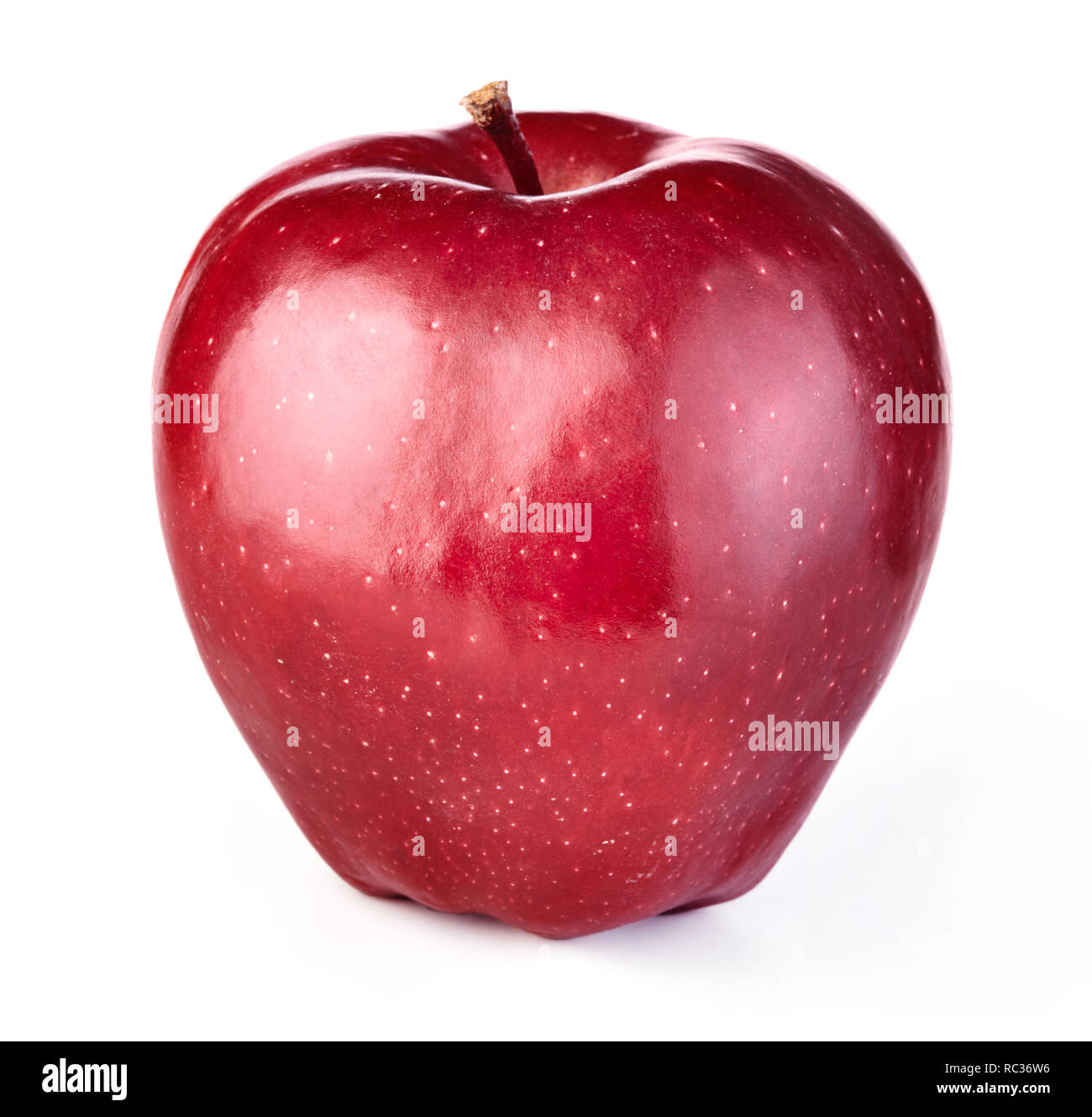 Pomme rouge mûre unique isolé sur fond blanc Banque D'Images