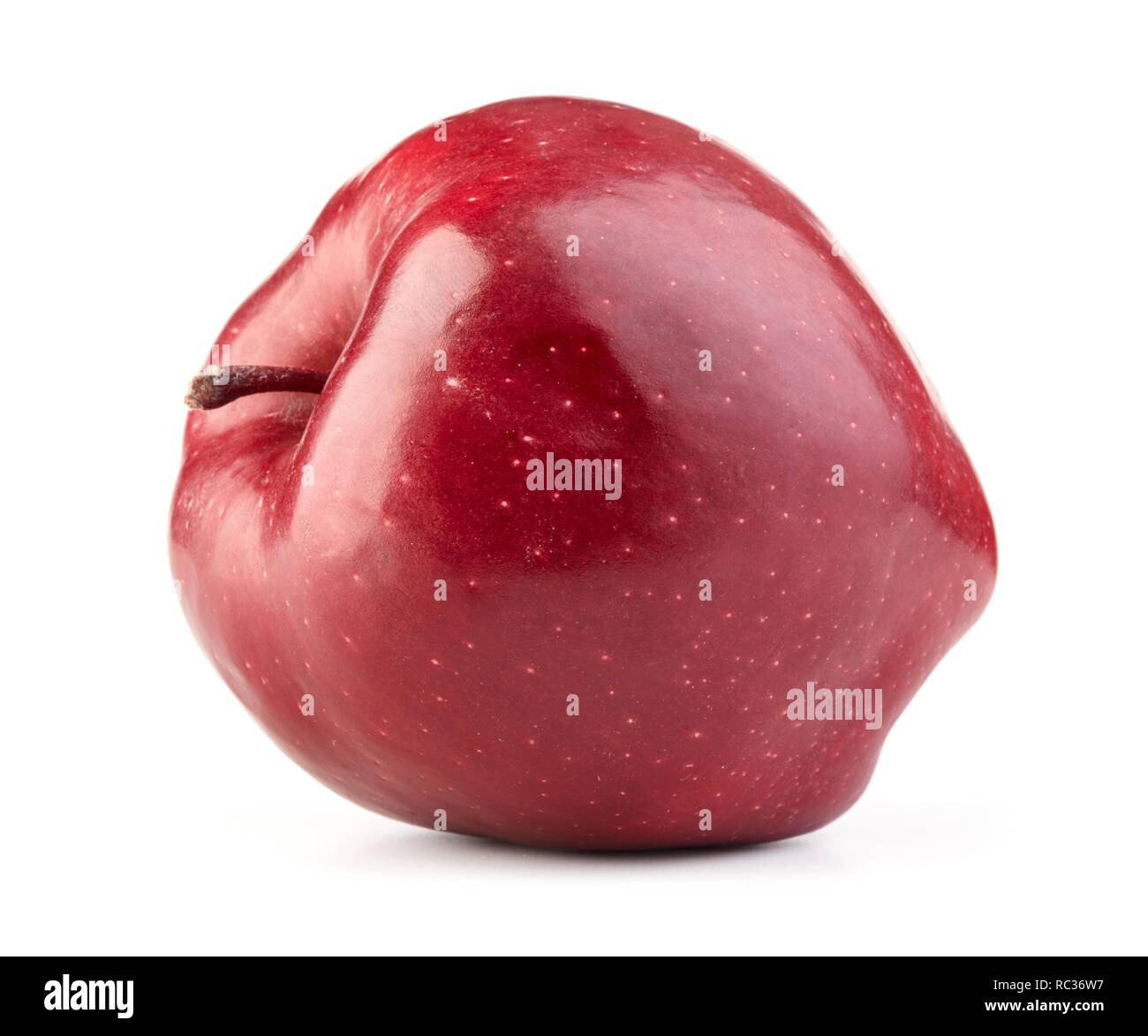 Pomme rouge mûre unique isolé sur fond blanc Banque D'Images