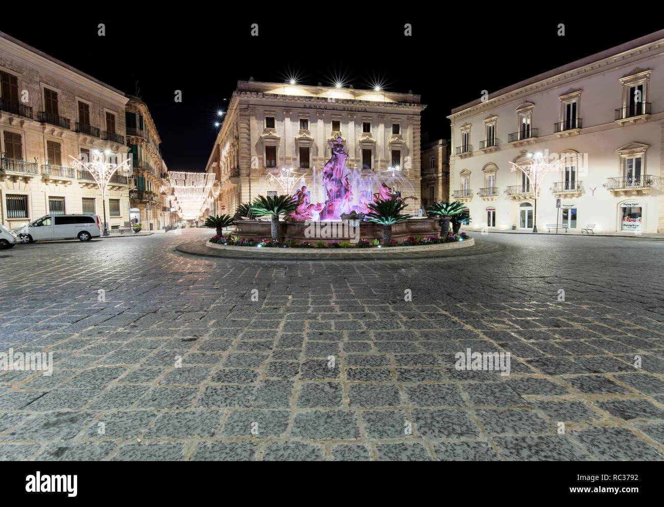 La fontaine sur la place à Archimède de Syracuse. Au centre de la fontaine est une magnifique statue de Diana - Hunter, entouré par les sirènes et t Banque D'Images