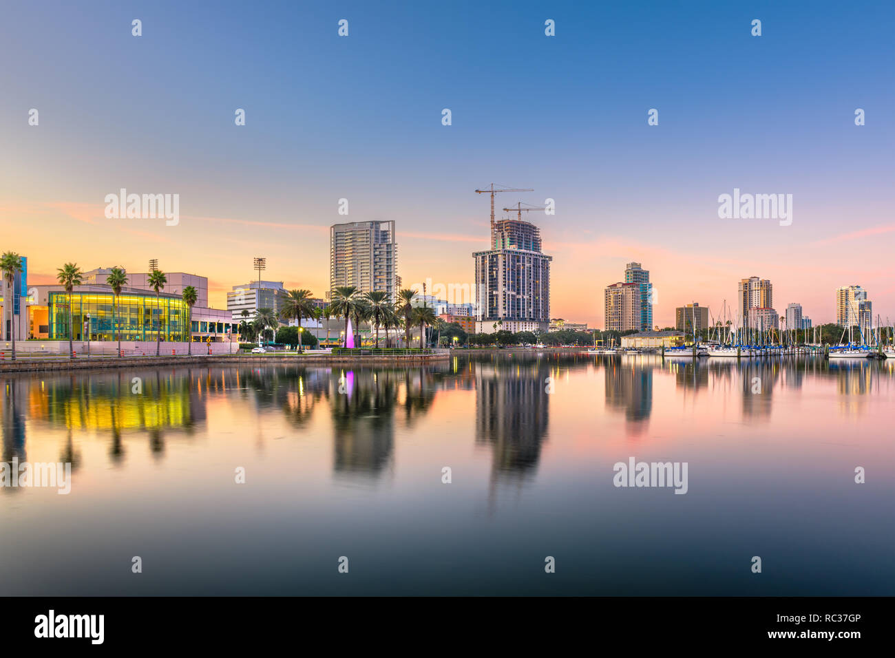 Saint Petersburg, Florida, USA Centre-ville de ville au crépuscule sur la baie. Banque D'Images