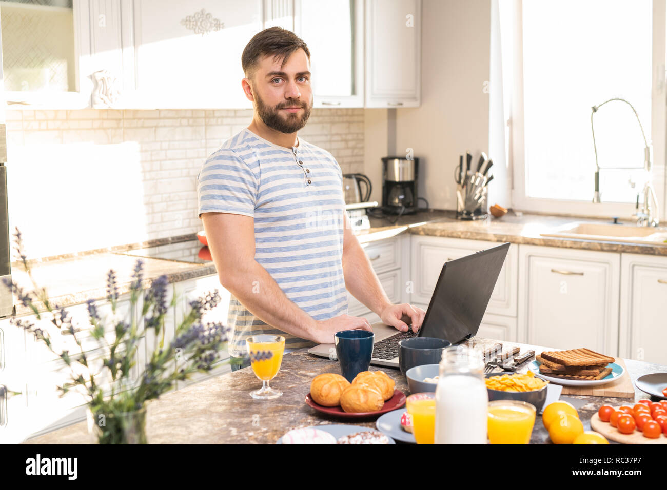 Jeune homme travaillant à domicile Banque D'Images