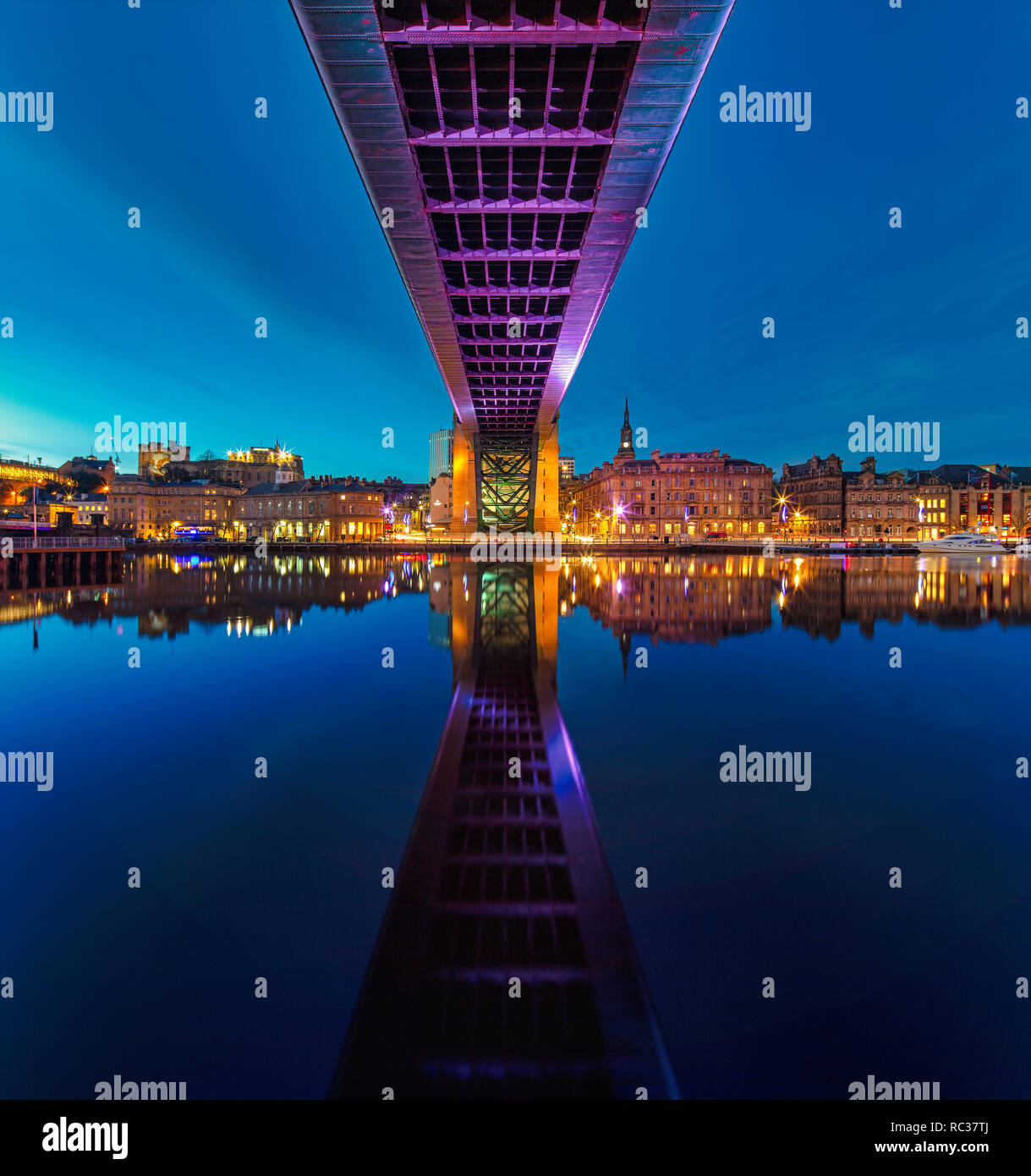 Newcastle Quayside de nuit vu de Jesmond, Gateshead, Tyne et Wear, Angleterre, Royaume-Uni Banque D'Images