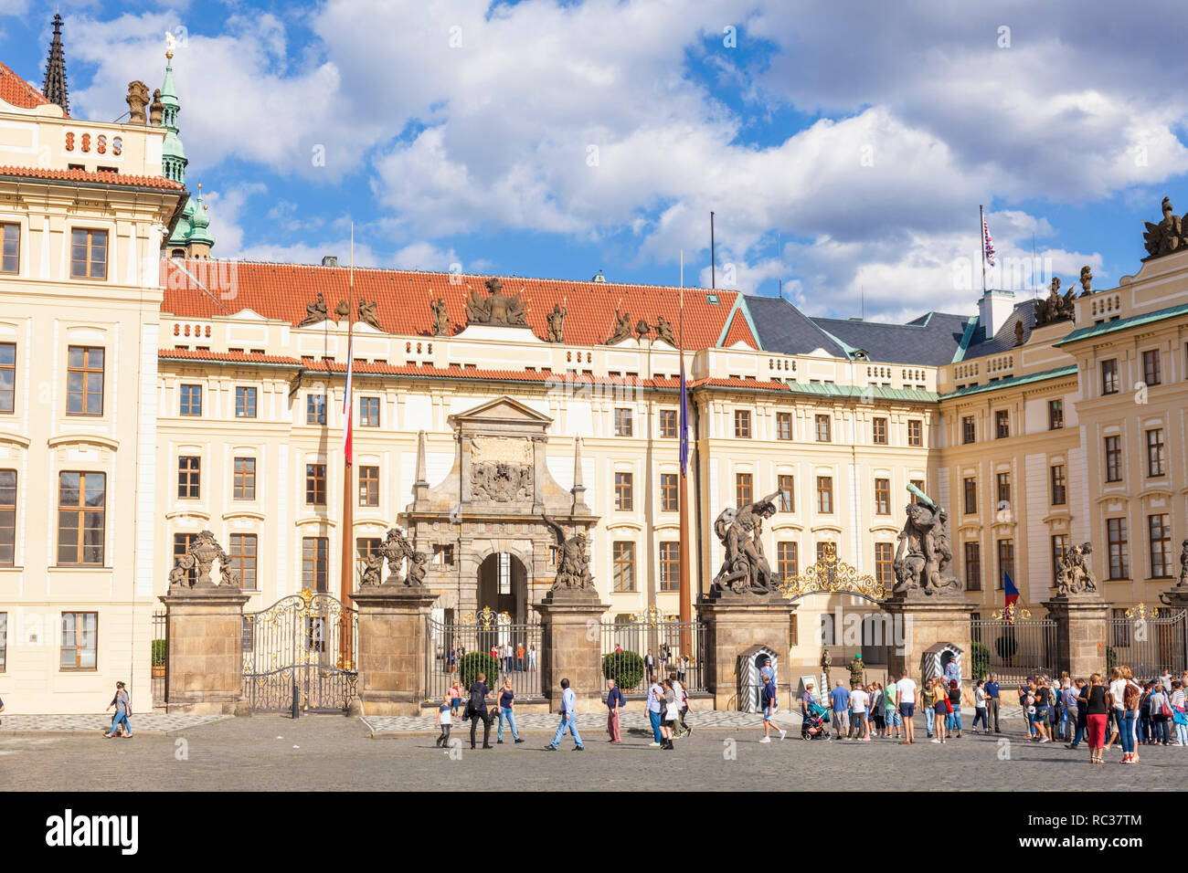 Le château de Prague Hradcany Square et premier cour avec le Palais des Archevêques Matthias Gate Le Château de Prague Pražský hrad Praha République Tchèque Europe Banque D'Images