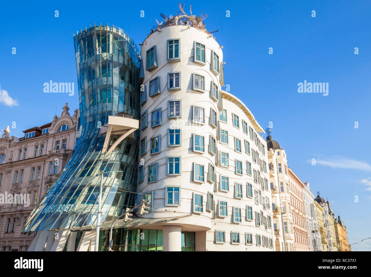 Maison Dansante Prague ou Ginger et Fred Tančící dům par Frank Gehry et Vlado Milunic ,les gens dans le toit cafe Prague, République Tchèque Europe Banque D'Images
