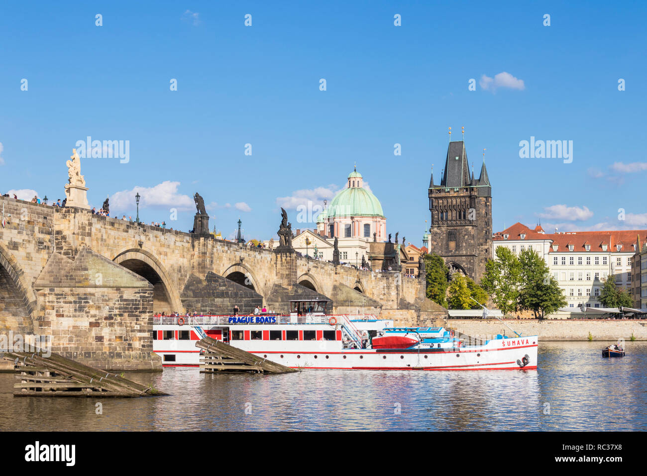 Prague Vltava river Bateaux Bateau de croisière pour visiter la ville sur la Vltava en passant sous le pont Charles Prague République Tchèque Europe Banque D'Images