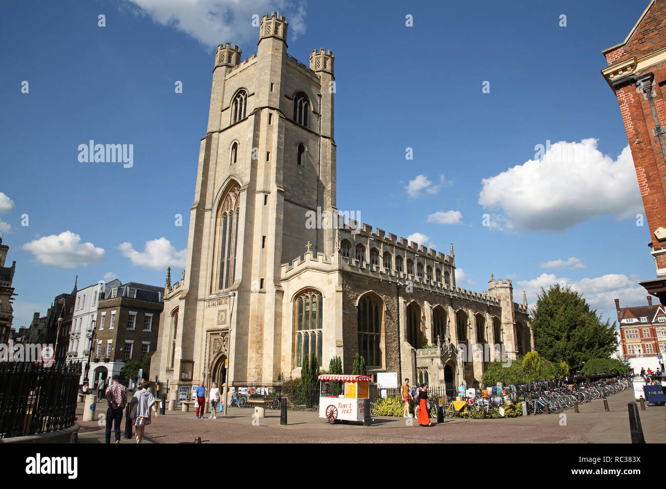 Great St. Mary's Anglican Church dans la ville universitaire de Cambridge, Cambridgeshire, Angleterre Banque D'Images