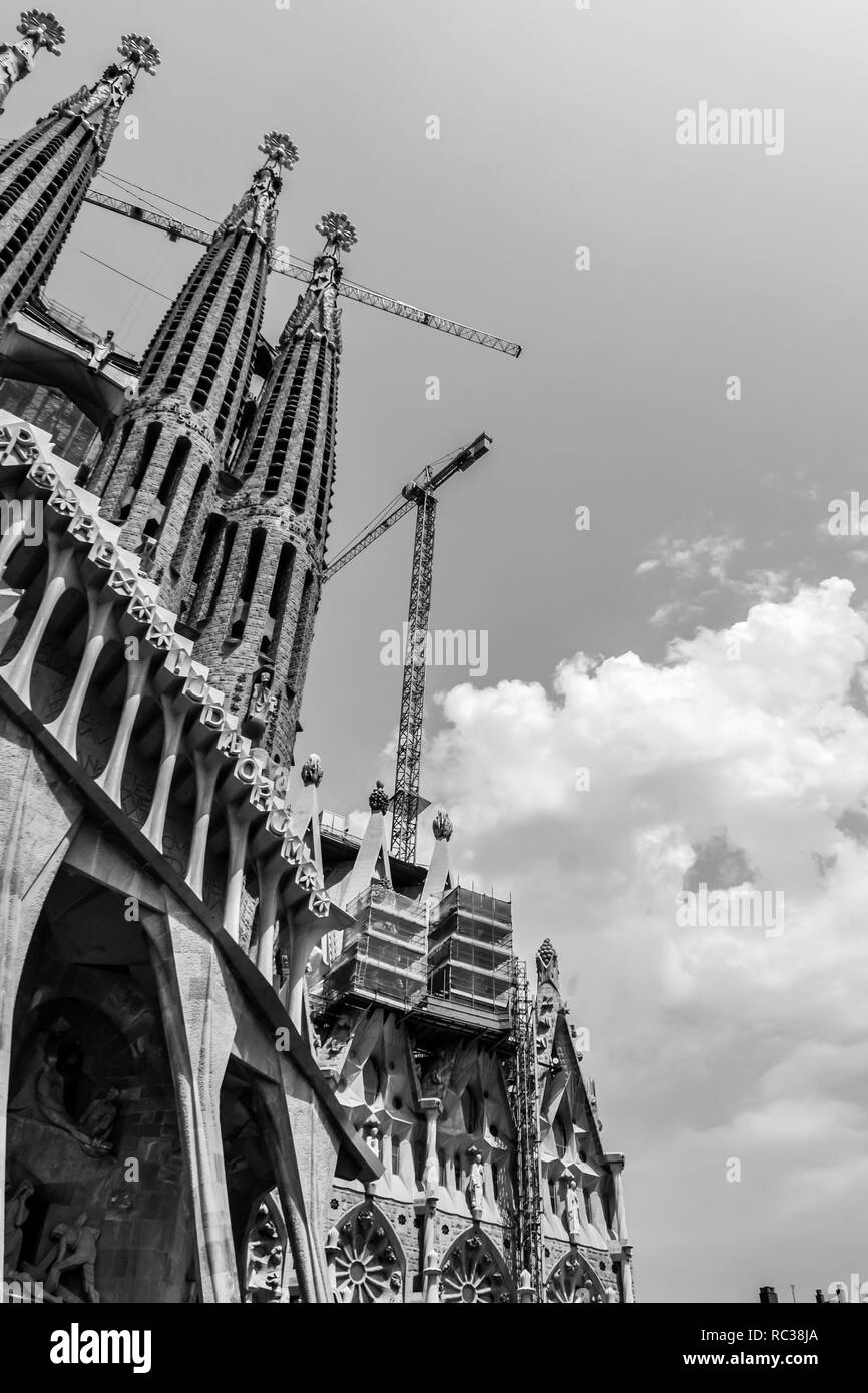 Espagne Barcelone Juillet 2017. L'attraction de la Sagrada Familia les grues de construction. monochrome. Banque D'Images