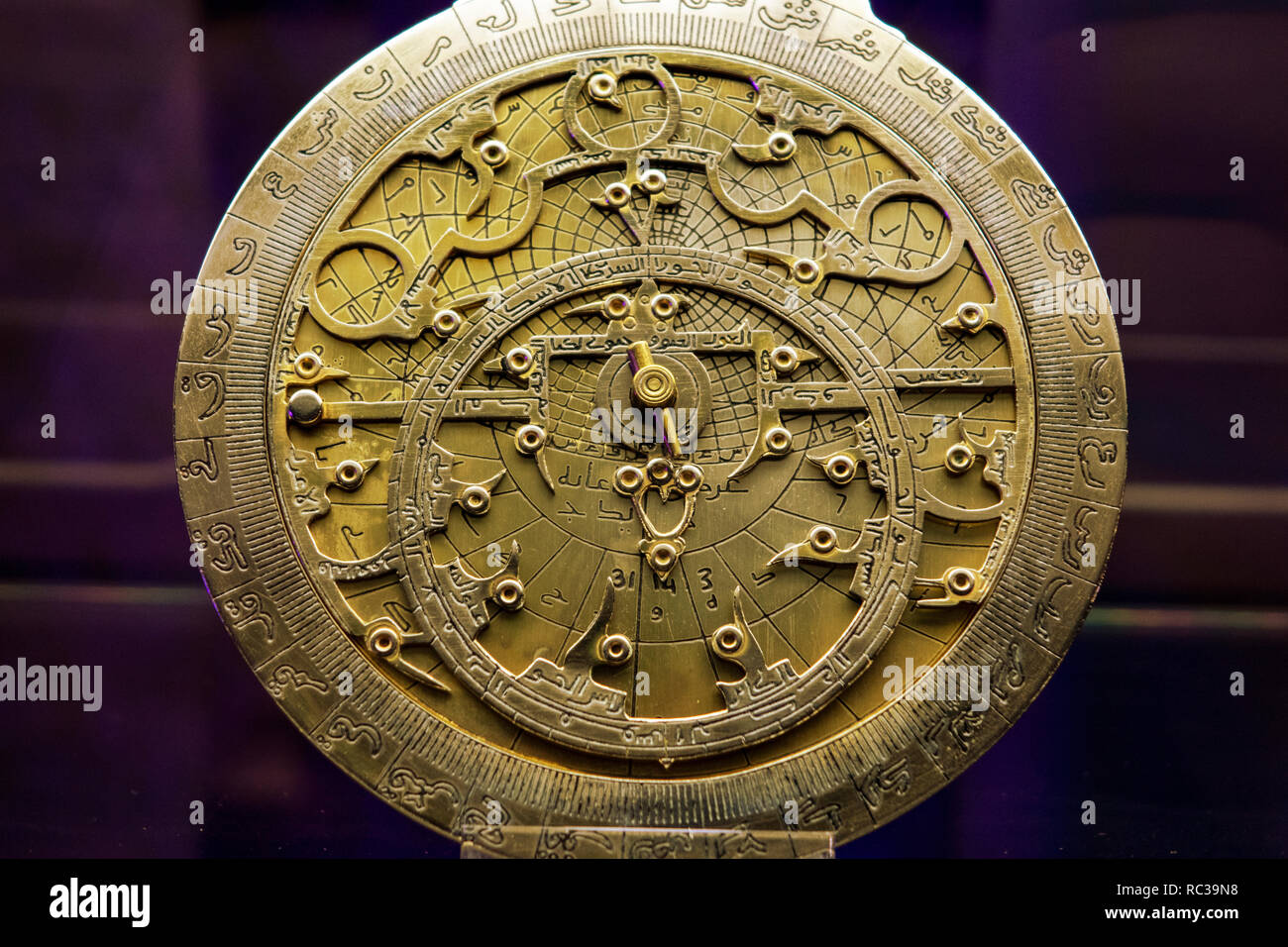Astrolabe, basé sur l'arabe sans doute d'origine datant du 13e siècle. Ancien astrolabe de cuivre détail près. Banque D'Images Astrolabe, basé sur l'arabe sans doute d'origine datant du 13e siècle. Ancien astrolabe de cuivre détail près. Banque D'Images