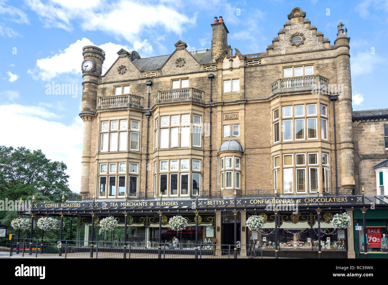 Betty's Cafe Tea Rooms, Parliament Street, Montpellier trimestre, Harrogate, North Yorkshire, England, United Kingdom Banque D'Images