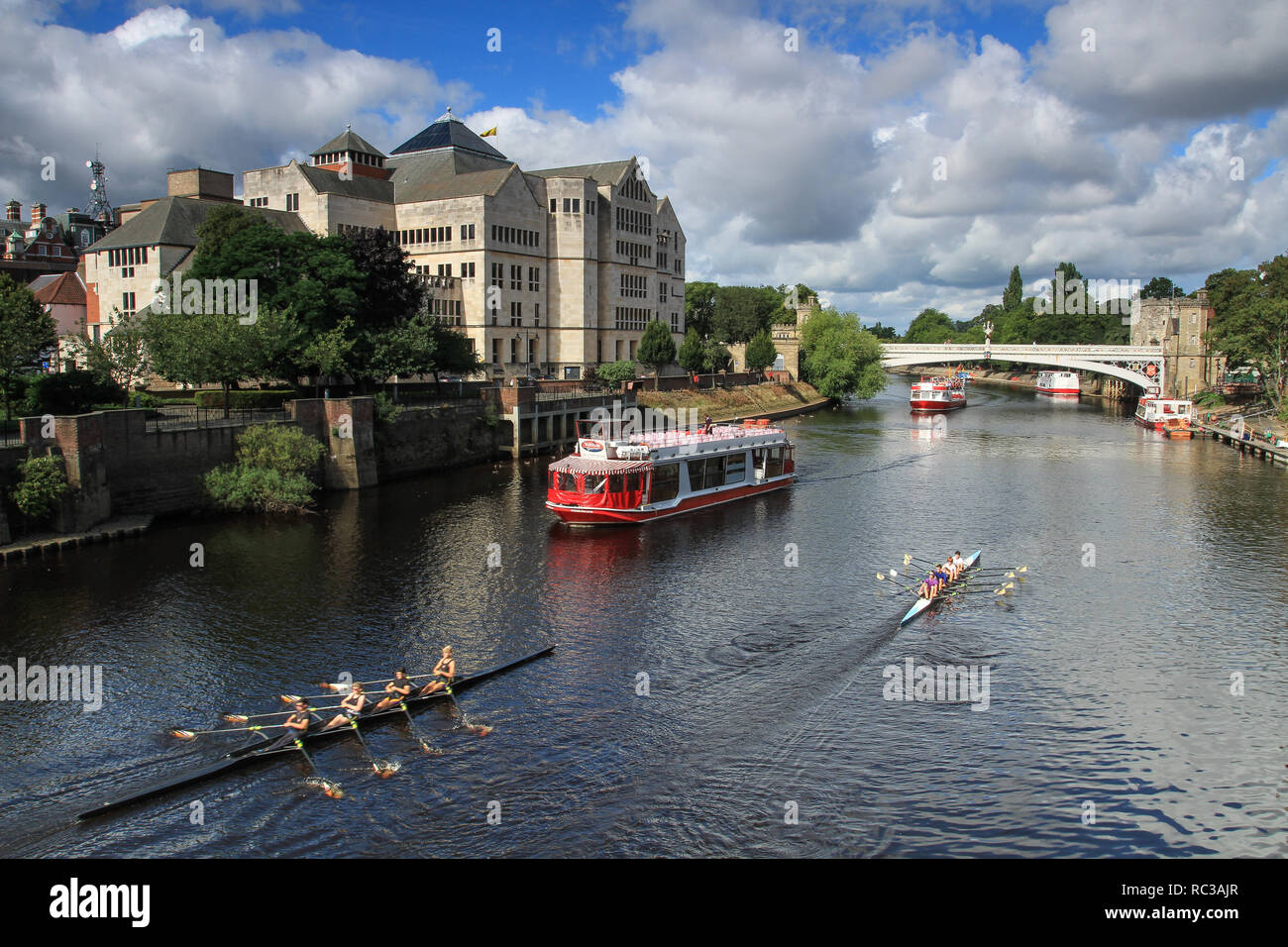 YORK, UK - 2 septembre, 2015. Une croisière voile et aviron club bateaux naviguant le long de la rivière Ouse, au centre de la ville historique de York, Royaume-Uni Banque D'Images