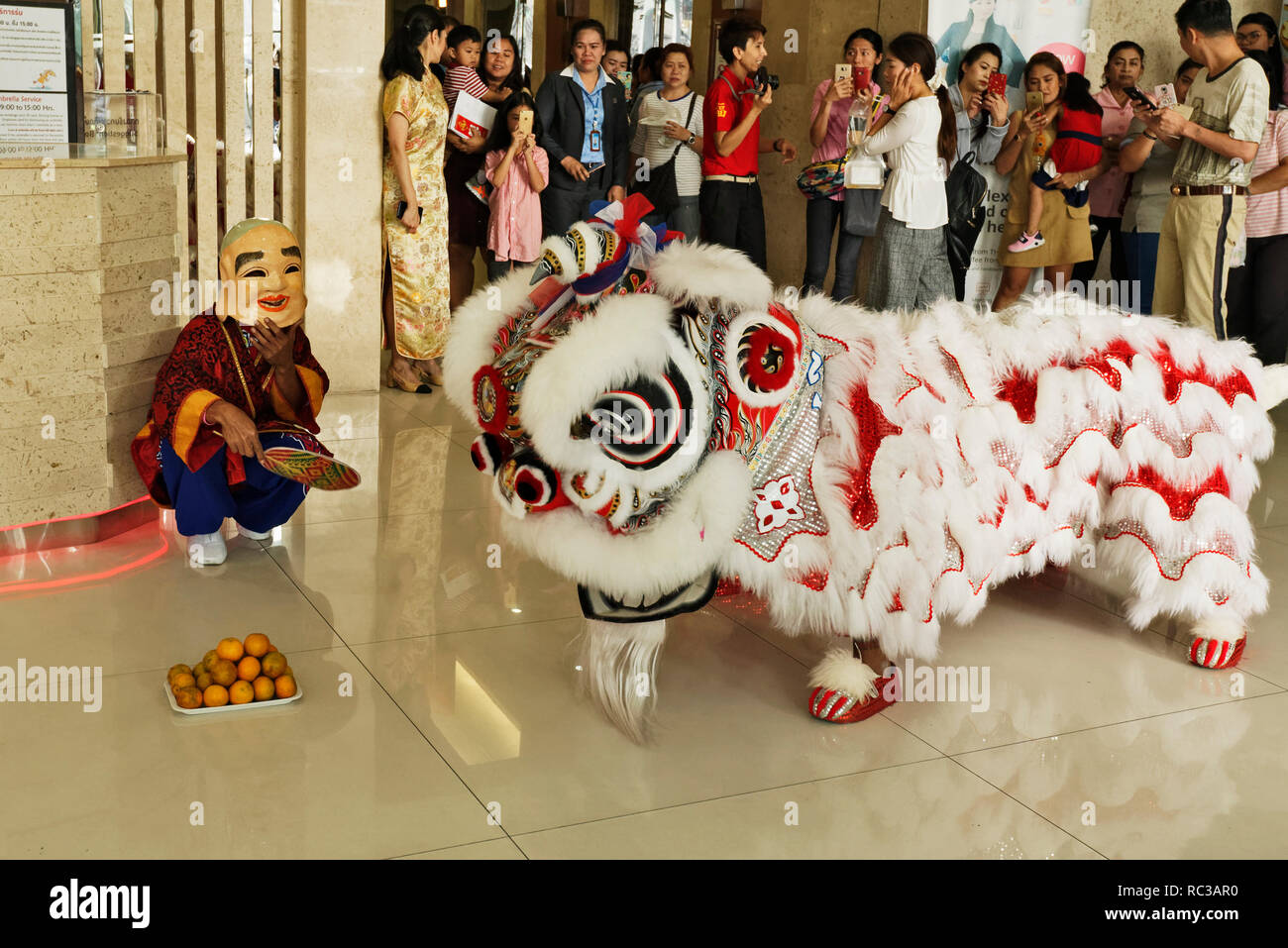 Masque de lion chinois Banque de photographies et d'images à haute  résolution - Alamy