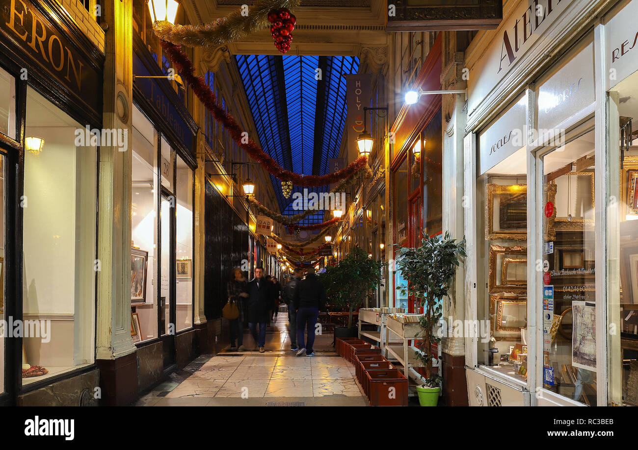 Le passage Verdeau - centre commercial avec galerie d'art, les magasins, les librairies,café, confiserie. Banque D'Images