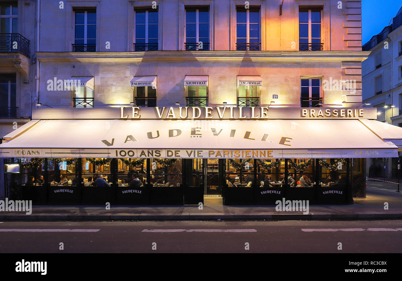 La cuisine française brasserie Le vaudeville la nuit. Il est situé près de palais Brogniart à Paris, France. Banque D'Images
