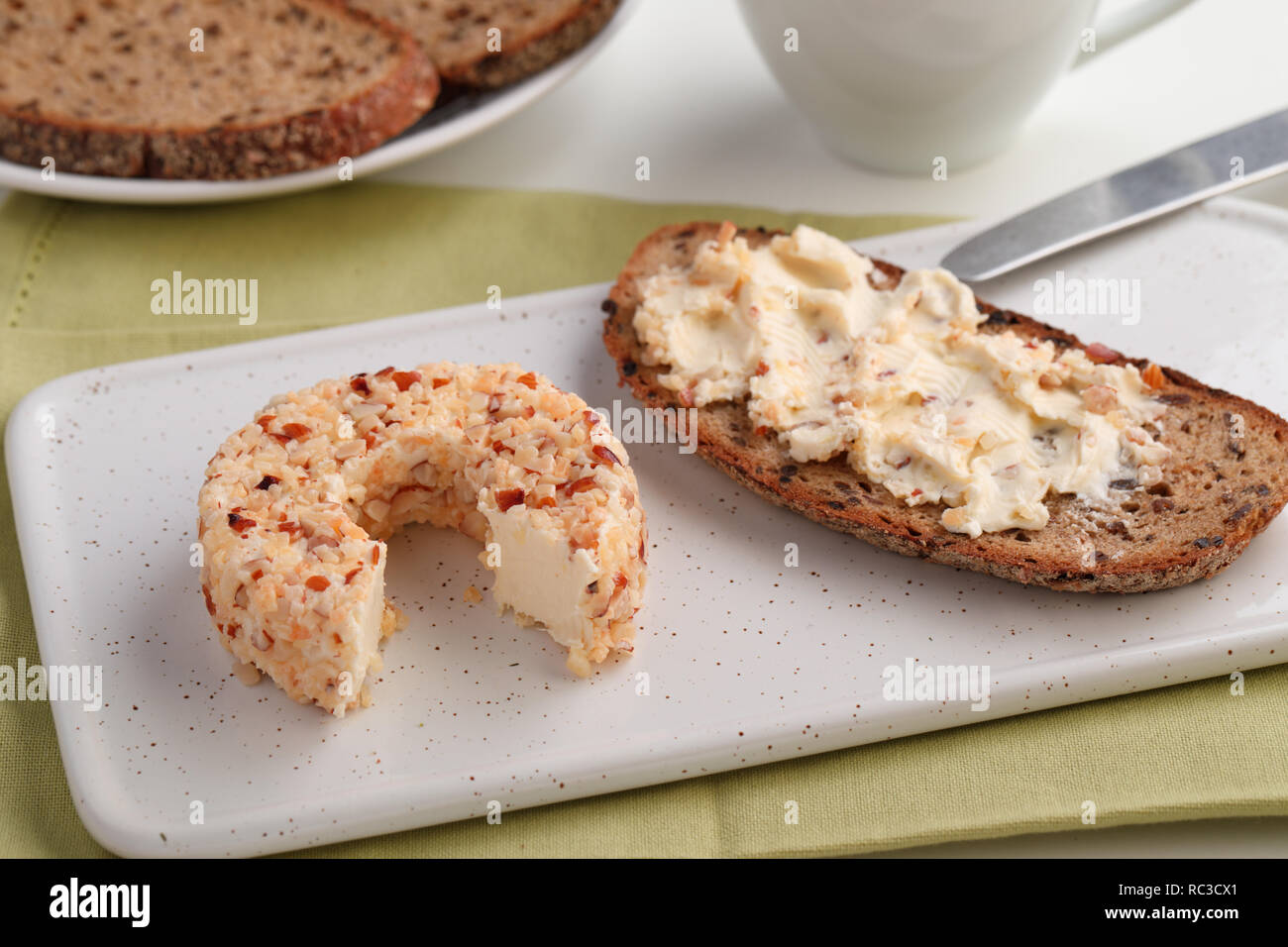 Faire de sandwich avec les fromages de paprika et de noix sur une plaque à découper pour le petit-déjeuner avec café Banque D'Images